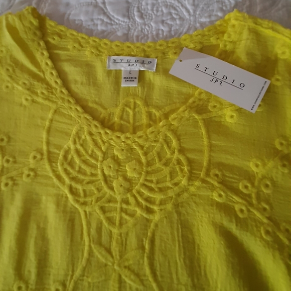 NWT! Women's Yellow Top Embroidered by Studio JPR - Picture 3 of 12